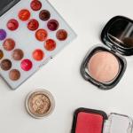 Upiecz perfekcyjny makijaż: puder sypki i technika baking – prosty przepis na gładką cerę