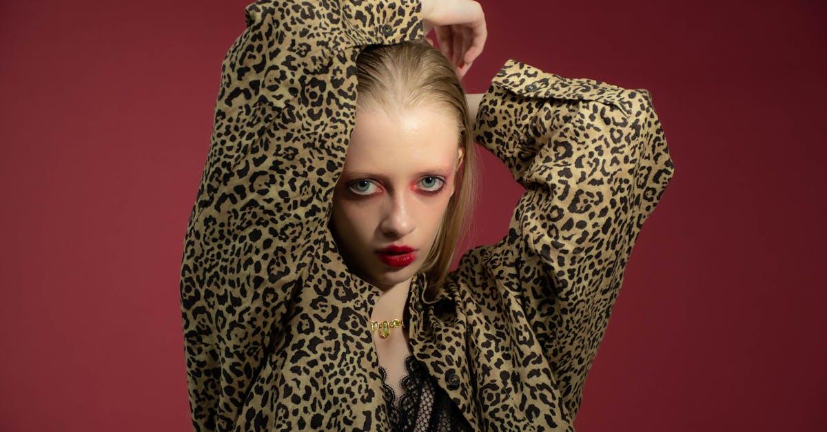 Cut crease na ostro: wyrazisty kontrast i perfekcyjnie ostre linie cieni krok po kroku