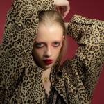 Cut crease na ostro: wyrazisty kontrast i perfekcyjnie ostre linie cieni krok po kroku