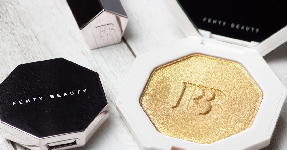 Perłowy glow w 5 minut: jak wydobyć taflę blasku rozświetlaczem Pearl Shimmer