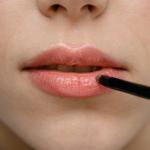 Odkryj blask, który zostaje: barwiony błyszczyk-stain do ust na cały dzień