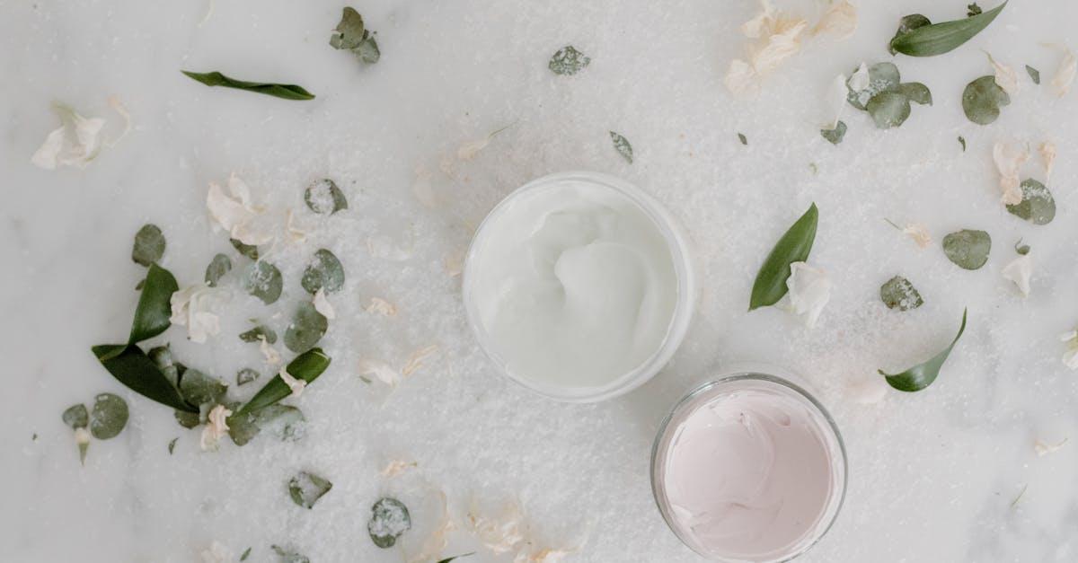 Sekret świetlistej cery: kremy z mocą korzenia piwonii, które pokocha Twoja skóra