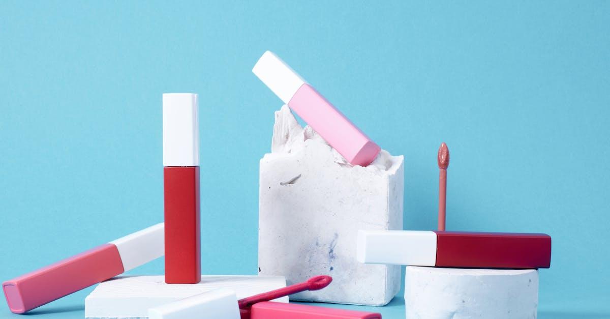 Efekt WOW bez igieł: hialuronowy błyszczyk, który nawilża i optycznie powiększa usta