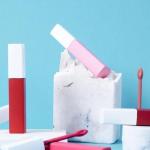 Efekt WOW bez igieł: hialuronowy błyszczyk, który nawilża i optycznie powiększa usta