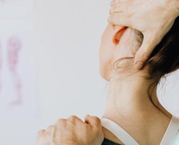 Mniej bólu, więcej życia: jak poradzić sobie z przewlekłym bólem mięśniowo-powięziowym