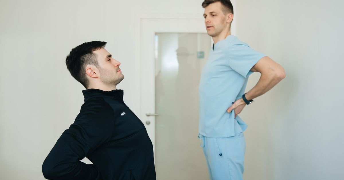 Przewlekły ból stawów kręgosłupa? Twój 7-punktowy plan ulgi na co dzień