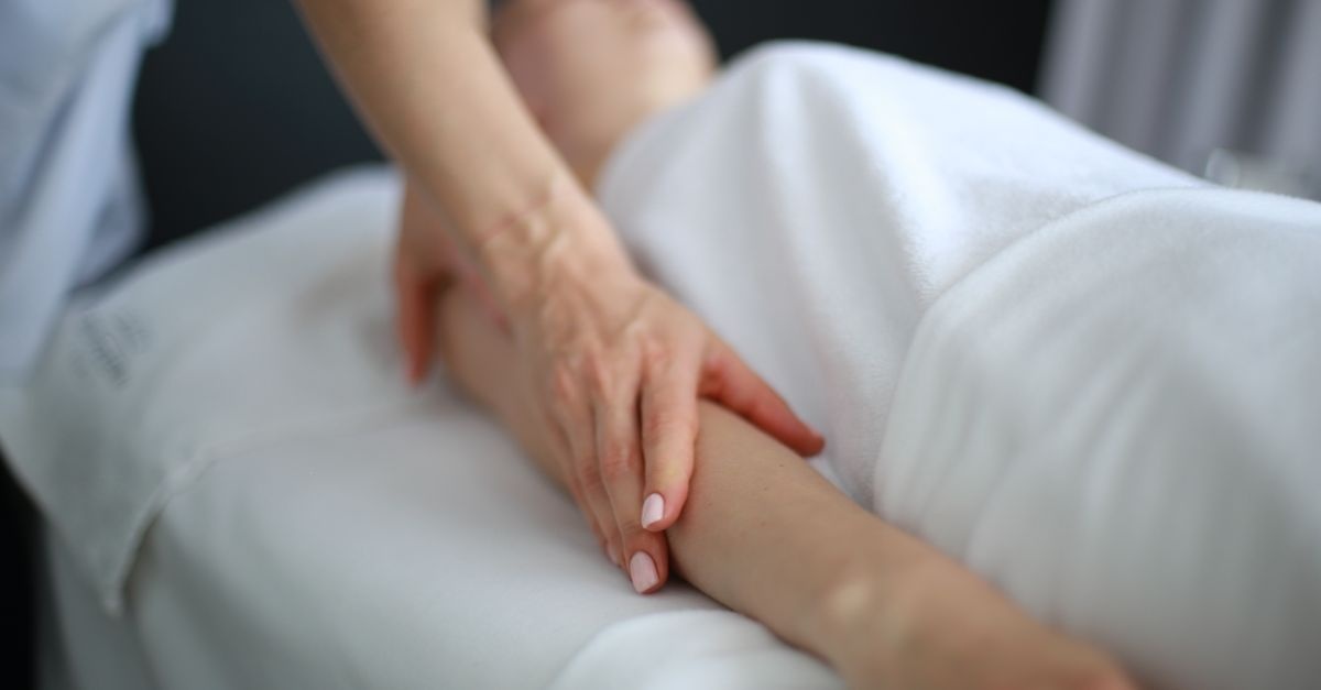 Lekkie, smukłe ramiona: sekrety manualnego drenażu limfatycznego i naturalna ulga od obrzęków