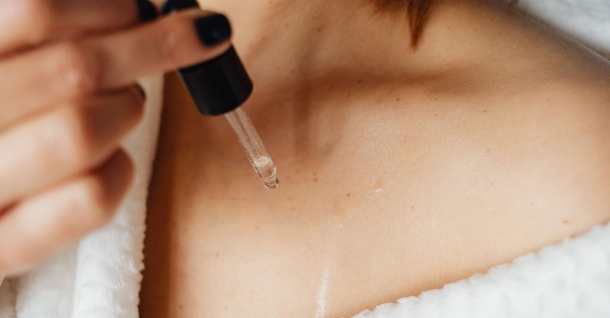 Lifting w butelce: serum peptydowe dla nawilżonej i napiętej szyi