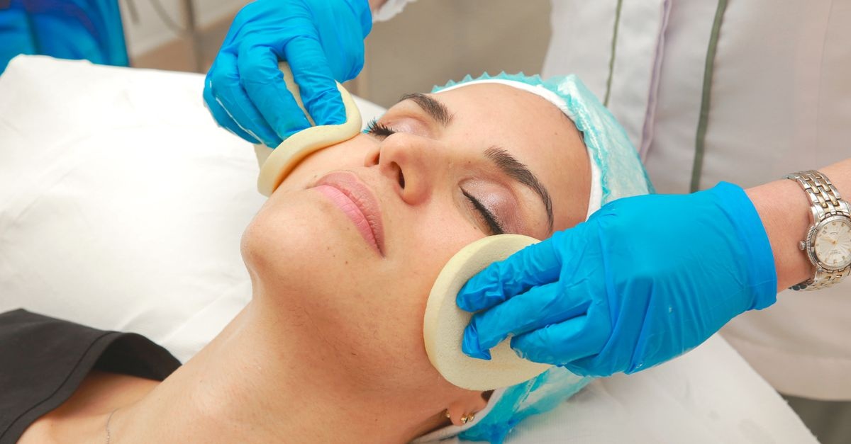 T-peeling dla strefy T: jak skutecznie oczyścić gruczoły potowe i odzyskać promienną cerę